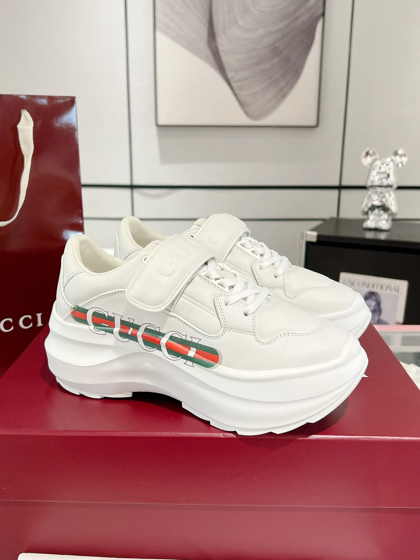 👟👟Ex-factory price 700👟👟 Gucci Wave women's wedge sneakers, wave shoes, Velcro dad shoes, original purchase, development and production. Creative director Sabato De Sarno presents new sneakers inspired by lightness and agility. This shoe has a sculptural thick sole shape and is made of lightweight ethylene vinyl acetate (EVA) material. It is comfortable and durable, and has a soft and waxy feel like stepping on waves. It is embellished with the Gucci handwritten logo and injects the brand's classic style. Original customized cowhide. Original customized soft sheepskin lining. Original molded Eva outsole. Bottom thickness: 5cm in front and 6.3cm in back. Size: 35-40#